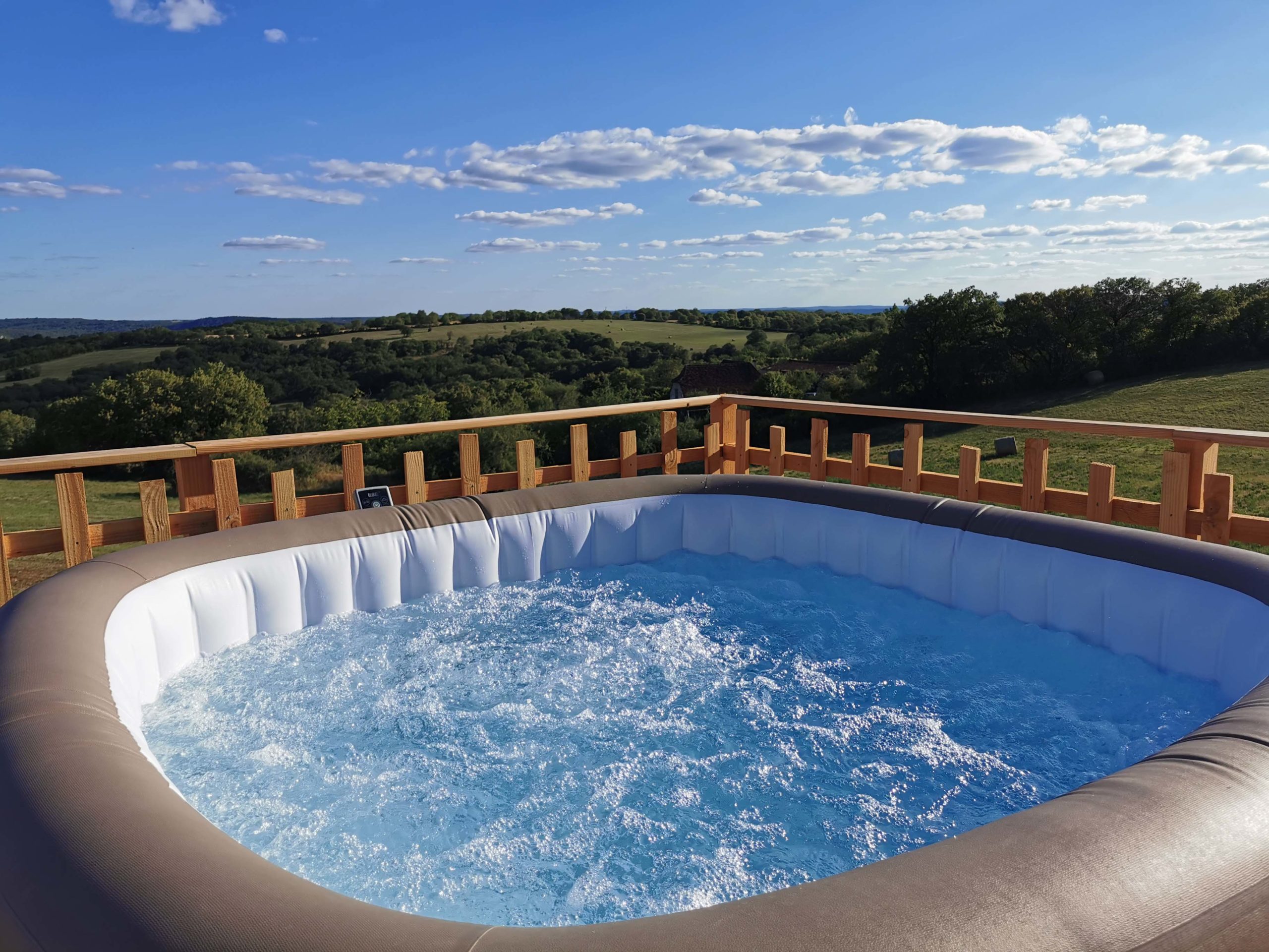 http://www.noct-enbulle.fr/wp-content/uploads/2022/11/Jacuzzi-bulle-de-luxe-scaled.jpg